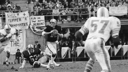 Former Oakland Raiders and Houston Oilers quarterback Ken Stabler agreed to  play for the New Orleans Saints, speaking at Vero Beach, Fla., Aug. 24,  1982. Stabler will begin practicing Wednesday and hopes