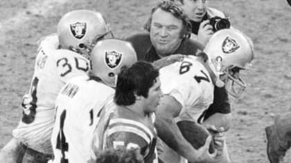 Former Oakland Raiders Ken Stabler, left, and Dave Casper chat