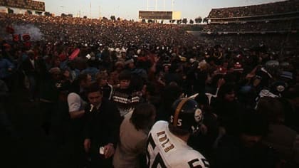 Bradshaw unloads a deep one to Frank Lewis, 1976 AFC Playoffs