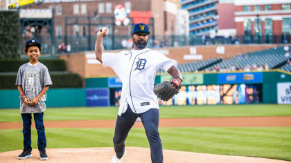 Raiders legend and Michigan alum Charles Woodson throws out first