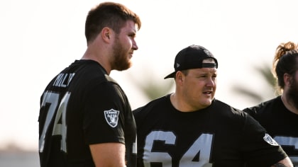 Raiders TE Lee Smith plays long snapper after Andrew DePaola hurt, Raiders/NFL