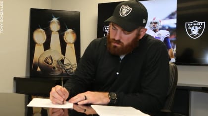 Raiders cut veteran TE Lee Smith, sign five draft picks