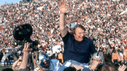 John Madden led the @raiders to victory in Super Bowl XI. The third Super  Bowl to be played in Los Angeles. #SBLVI