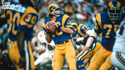 Los Angeles Rams quarterback Roman Gabriel drops back to pass during  News Photo - Getty Images