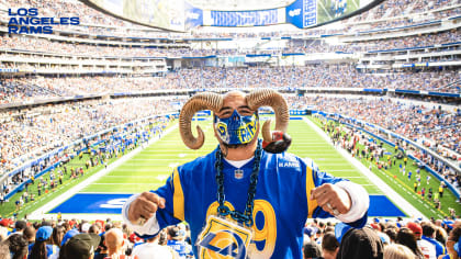 Photo: Rams' fan wears hat with horns - PXP2018122310 