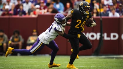 Washington Commanders running back Antonio Gibson warms up before an NFL  football game against the Houston Texans Sunday, Nov. 20, 2022, in Houston.  (AP Photo/David J. Phillip Stock Photo - Alamy