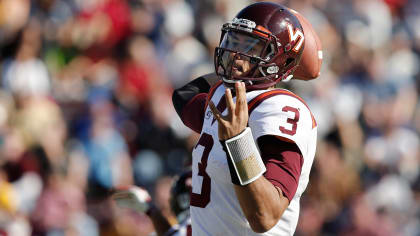 Washington Commanders tight end Logan Thomas makes a leaping grab