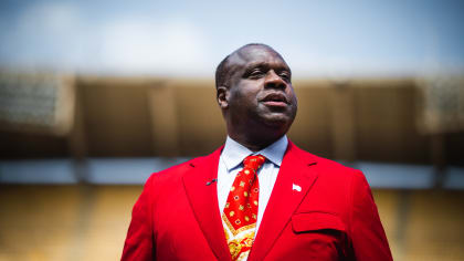 Landover, MD, USA. 10th Sep, 2023. Former Washington Redskins player Dexter  Manley greets fans before the NFL game between the Arizona Cardinals and  the Washington Commanders in Landover, MD. Reggie Hildred/CSM/Alamy Live