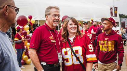 Redskins Stephen Bowen (72) and Rob Jackson (50) hang thei…