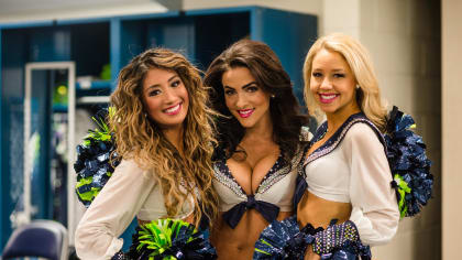 Photos: Sea Gals, 12s get festive for the Seahawks on Christmas Eve