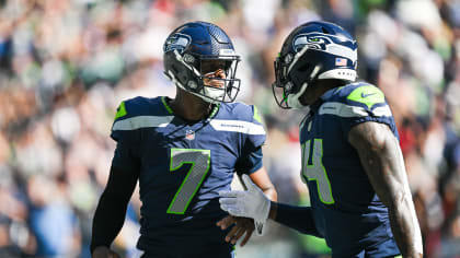 Seattle, WA, USA. 22nd Sep, 2019. SEATTLE, WA - SEPTEMBER 22: Seattle  Seahawks running back Travis Homer (25) before an NFL football game between  the New Orleans Saints and the Seattle Seahawks