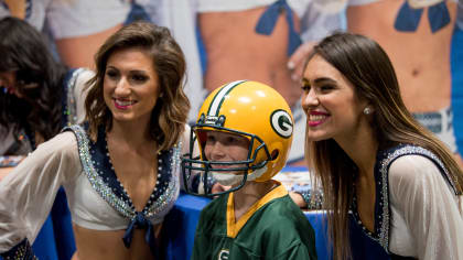 Photos: Sea Gals, 12s get festive for the Seahawks on Christmas Eve