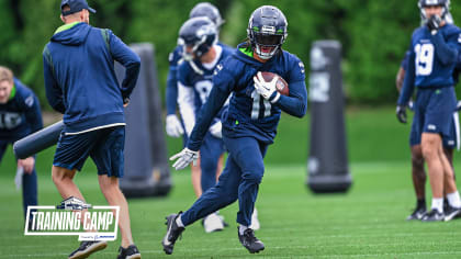 Seahawks Rookie WR D.K. Metcalf's Size Standing Next To Fellow WR