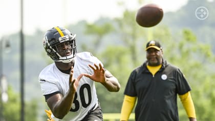 Pittsburgh Steelers tight end Darnell Washington (80) runs a drill during  NFL football practice in Pittsburgh Tuesday, May 23, 2023. (AP Photo/Gene  J. Puskar Stock Photo - Alamy