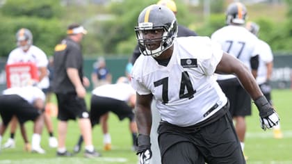 Cleveland Browns offensive tackle Chris Hubbard (74) looks to make