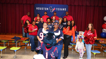 Texans' Laremy Tunsil surprises single mothers, children with meals, games,  gift bags and football tickets: 'I love giving back'