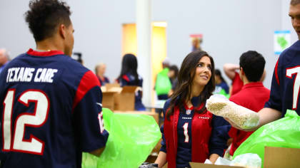 Houston Texans at Huddle Against Hunger at Rosa Parks Elementary