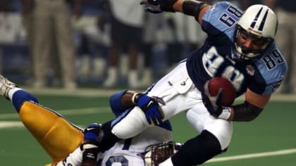 Tennessee Titans receiver Kevin Dyson (87) catches a 28-yard touchdown pass  against Cincinnati Bengals defender