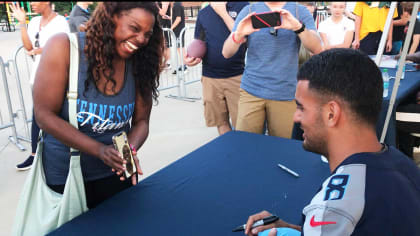 Titans Caravan: Marcus Mariota, Derrick Henry, others signing autographs