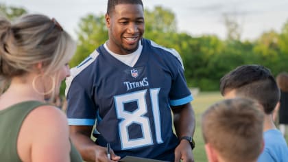 Tennessee Titans volunteer their time cleaning up in the community