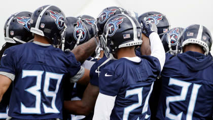 Titans: D'Andre Walker works with Mike Vrabel at rookie minicamp