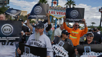 Raiders fans greet team with sea of silver and black — PHOTOS, Raiders  News