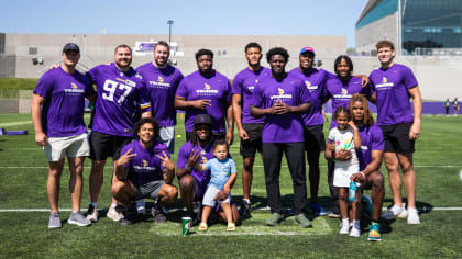 Minnesota Vikings defensive tackle Harrison Phillips takes part in drills  at the NFL football team's practice facility in Eagan, Minn., Tuesday, May  17, 2022. (AP Photo/Bruce Kluckhohn Stock Photo - Alamy