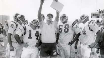 1975 Press Photo Team Issue of Minnesota Vikings Football Player Doug  Sutherland