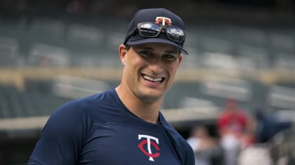 Vikings quarterback Kirk Cousins goes incognito to attend Twins playoff game