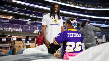 Minnesota Vikings linebacker William Kwenkeu hypes up the crowd News  Photo - Getty Images