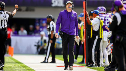 Vikings Legend Lonnie Warwick Sounds The Gjallarhorn Before Vikings-Lions  Game