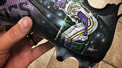 Vikings Adam Thielen pays homage to 3 Deep with his cleats