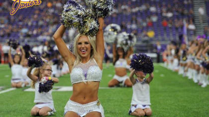 NFL Week #3 – Minnesota Vikings Cheerleaders & Junior Vikings Cheerleaders  – Ultimate Cheerleaders