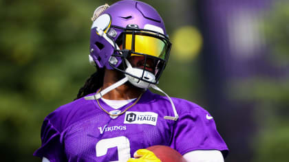 Vikings Legends Reconnect During Visit to OTA Practice