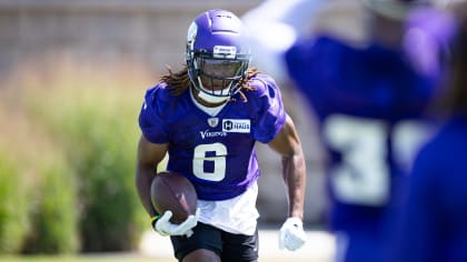 Minnesota Vikings cornerback Andrew Booth Jr. warms up before