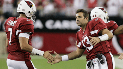 Quarterback Kurt Warner of the New York Giants huddles with his