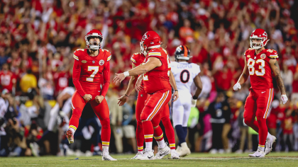 HOUSTON, TX - DECEMBER 18: Kansas City Chiefs wide receiver Justin Watson ( 84) listens in prayer