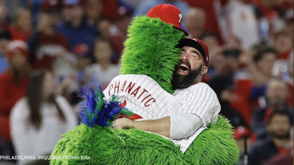 Jason Kelce hypes up Phillies crowd with Phanatic in Game 3