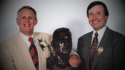 Philadelphia Eagles on X: Our #DALvsPHI @SantanderBankUS Alumni Captains  are Tommy McDonald and Bob Brown, who will receive their HOF rings:    / X