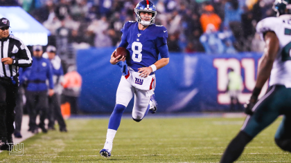 New York Giants quarterback Daniel Jones (8) huddles with