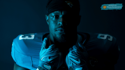 Jacksonville Jaguars linebacker Devin Lloyd (33) defends against the Dallas  Cowboys during an NFL Football game in Arlington, Texas, Saturday, August  12, 2023. (AP Photo/Michael Ainsworth Stock Photo - Alamy