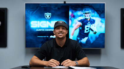 Raiders news: Las Vegas signs tight end Austin Hooper - Silver And Black  Pride