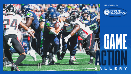 Seattle, WA, USA. 22nd Sep, 2019. SEATTLE, WA - SEPTEMBER 22: Seattle  Seahawks running back Travis Homer (25) before an NFL football game between  the New Orleans Saints and the Seattle Seahawks