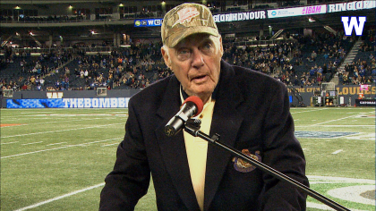 Bud Grant blows the horn, #Vikings run through the ship for the last time  at the Dome. #finalgame 