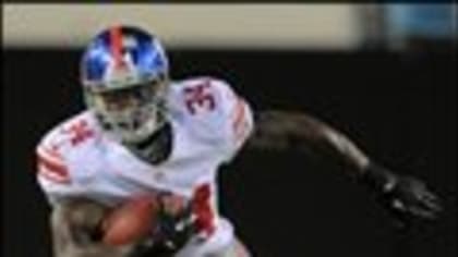 New York Giants line backer Spencer Paysinger grabs the facemask