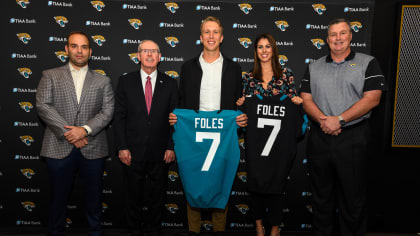 Nick Foles makes it official with Jags, will wear No. 7