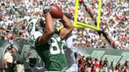 New York Jets Chad Pennington celebrates with teammates