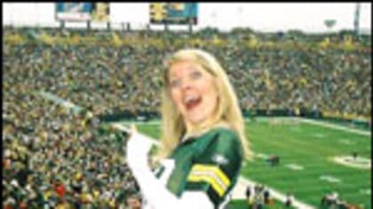 Packers cheerleader fights cyberbullying Bears fans