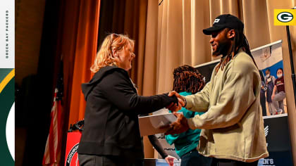 Aaron Jones donates 1,025 pairs of shoes to Wisconsin kids