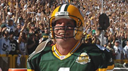 Memorable moment for Brett Favre, Packers at Lambeau as number retired –  New York Daily News